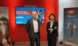 Un homme et une femme posent