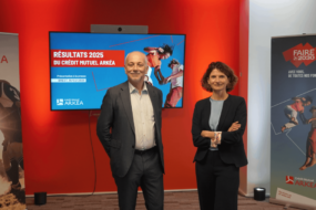 Un homme et une femme posent