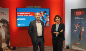 Un homme et une femme posent