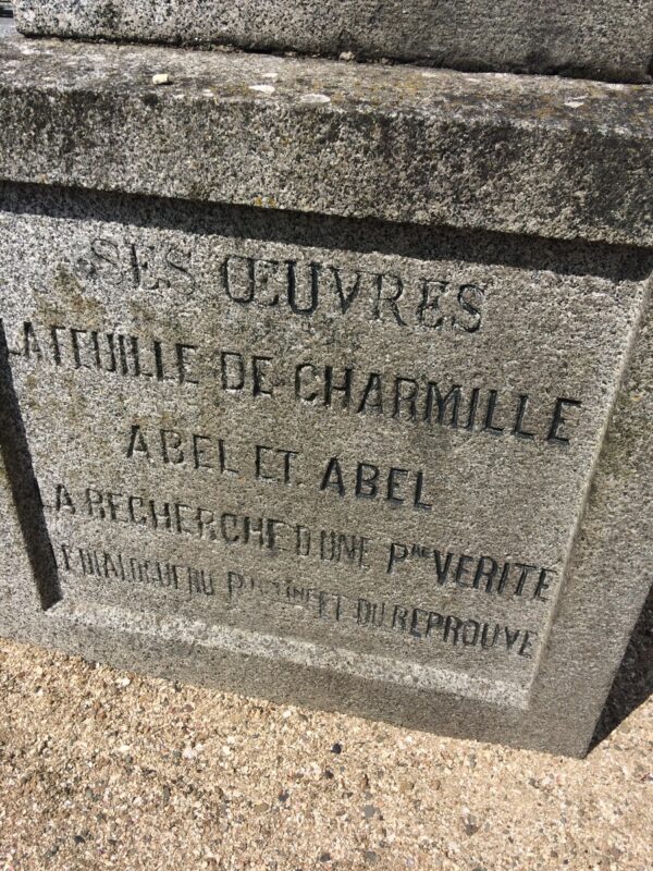 Quelques titres de ses oeuvres figurent sur la stèle.