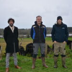 Trois personnes dans un champ