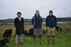 Trois personnes dans un champ