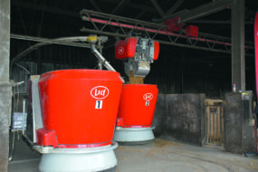 Des robots d'alimentation dasn un bâtiment