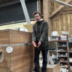 Une personne devant un moulin à grain