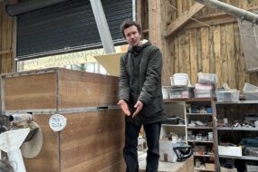 Une personne devant un moulin à grain