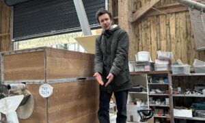 Une personne devant un moulin à grain