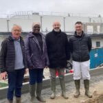 Des personnes devant l'abattoir