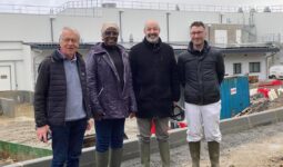 Des personnes devant l'abattoir