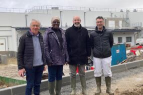Des personnes devant l'abattoir