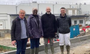 Des personnes devant l'abattoir