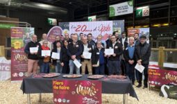 Un groupe de personnes sur un stand du salon international de l'agriculture