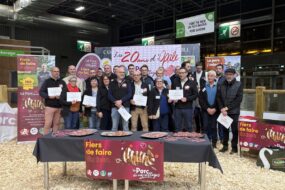 Un groupe de personnes sur un stand du salon international de l'agriculture