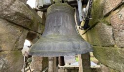 Une cloche dans un clocher d'église