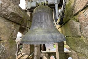 Une cloche dans un clocher d'église
