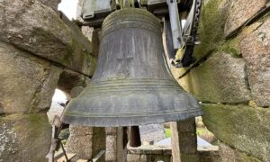 Une cloche dans un clocher d'église