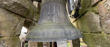 Une cloche dans un clocher d'église