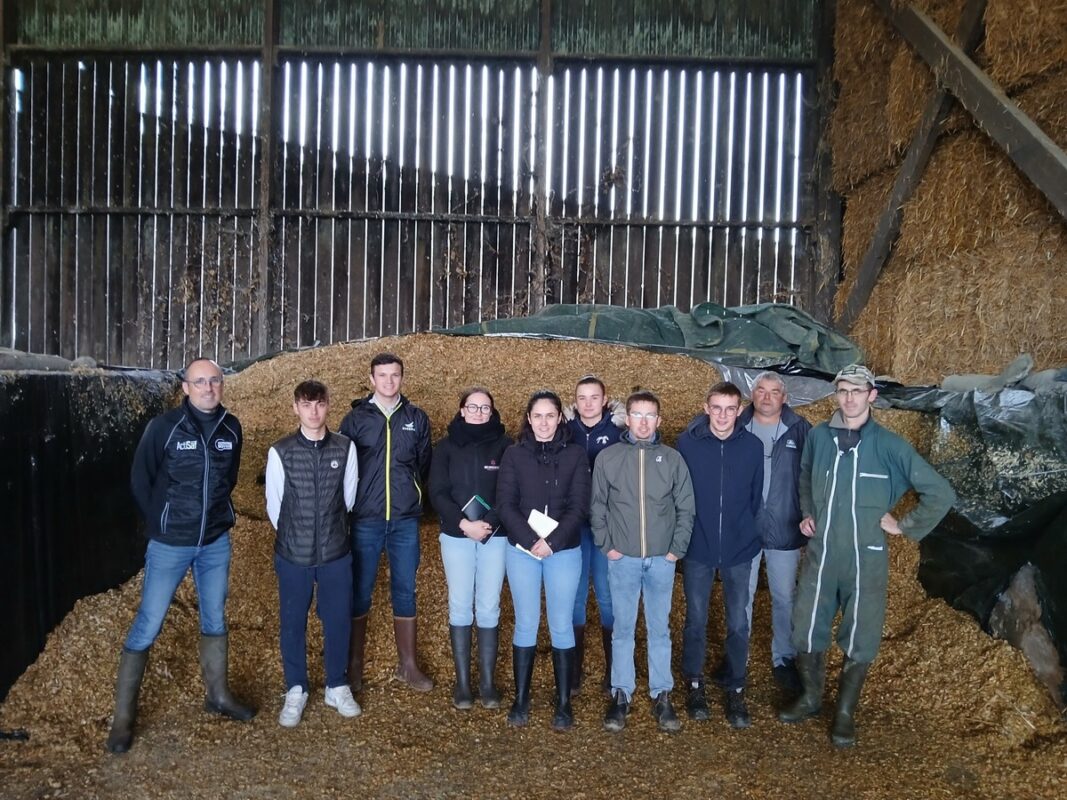 Les alternants du service Nutrition Bovine lors d’une journée d’apprentissage de la démarche d’accompagnement Eureden
au Gaec de Kerguaoc à Plouider (29).
