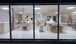 vue extérieure d'un laboratoire à travers une verrière