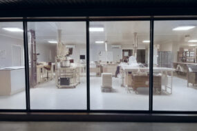 vue extérieure d'un laboratoire à travers une verrière