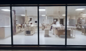 vue extérieure d'un laboratoire à travers une verrière