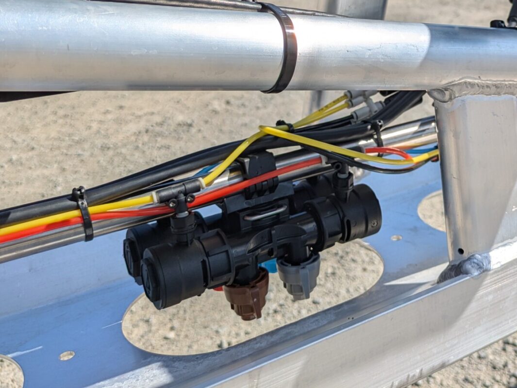 Gros plan sur des buses à injection d'air d'un pulvérisateur agricole