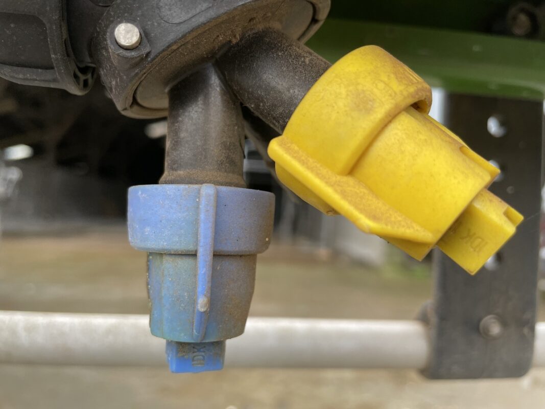 Gros plan sur desjeux de buses homologuées
à 66 ou 75 % d'un pulvérisateur agricole