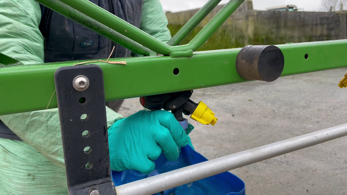 Lorsqu’une buse est bouchée ou que son jet est dégradé, mieux vaut la remplacer par une neuve et l’inspecter de retour à la ferme.