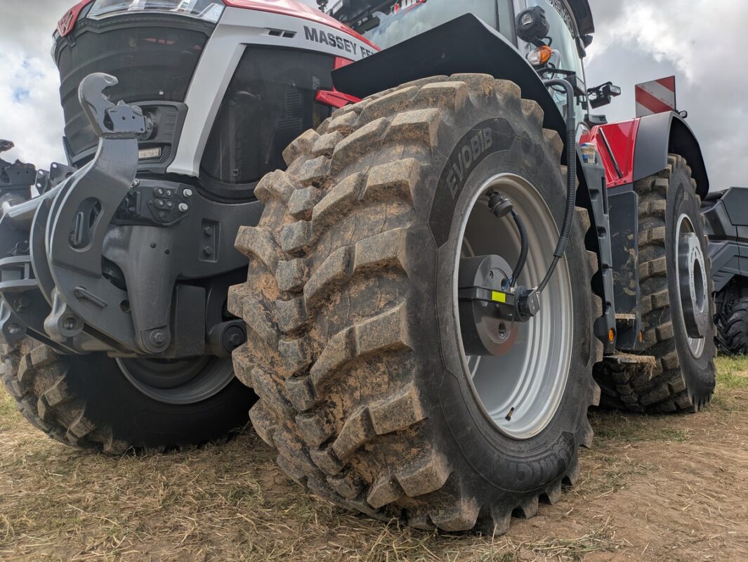 Gros plan sur les pneus d'un tracteur