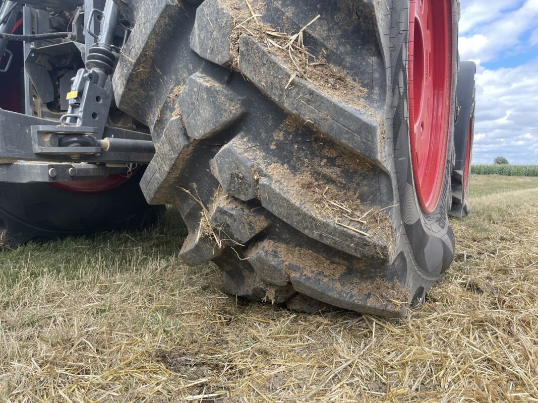 Gros plan sur les pneus d'un tracteur
