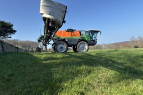 Un pulvérisateur dans une pâture