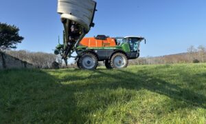 Un pulvérisateur dans une pâture