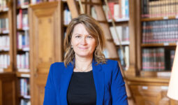Portait d'une femme dans un bibliothèque à l'ancienne