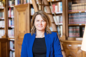 Portait d'une femme dans un bibliothèque à l'ancienne
