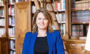 Portait d'une femme dans un bibliothèque à l'ancienne