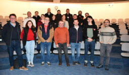 Un groupe de personne debout dans une salle