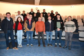 Un groupe de personne debout dans une salle