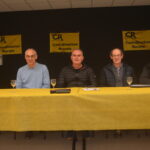 Des personnes devant une table