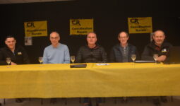 Des personnes devant une table