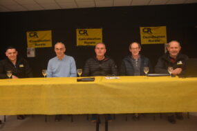 Des personnes devant une table