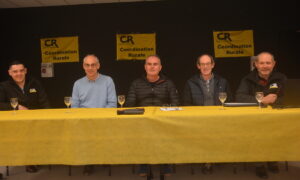 Des personnes devant une table