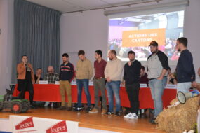 Personnes sur une scène pendant une réunion