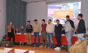 Personnes sur une scène pendant une réunion