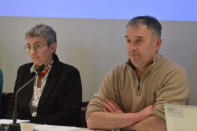 Un homme et une femme à une tribune