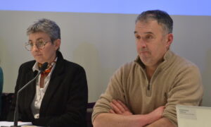 Un homme et une femme à une tribune