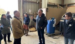 Des personnes qui discutent dans un bâtiment agricole