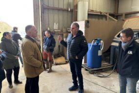 Des personnes qui discutent dans un bâtiment agricole