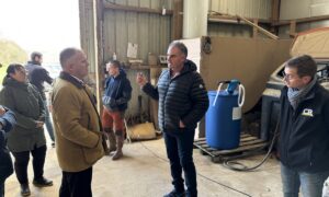 Des personnes qui discutent dans un bâtiment agricole