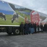 Des personnes devant un camion