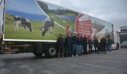 Des personnes devant un camion