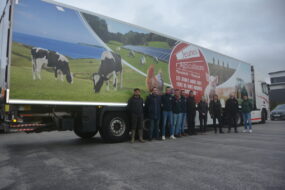 Des personnes devant un camion
